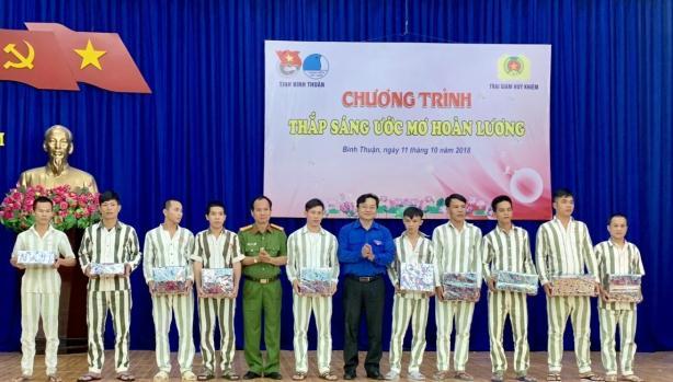 bằng khen cho 05 tập thể và 15 cá nhân; Hội LHTN Việt Nam tỉnh Bình Thuận trao tặng giấy khen cho 05 cá nhân là quản giáo tiêu biểu có thành tích xuất sắc trong công tác giáo dục cải tạo phạm nhân và