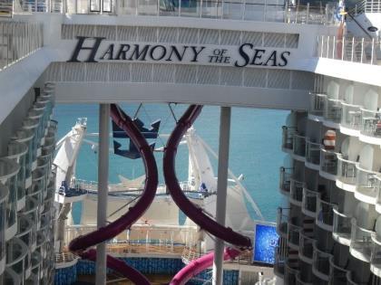 Tàu Harmony of The Seas Ngọc Hạnh Chúng tôi từ vùng Hoa Thinh Đốn rời nhà lúc 5 giờ đến phi trường Reagan bay đi Fort Lauderdale, Florida, nơi du thuyền Harmony of the Seas đậu bến chờ đón du khách.