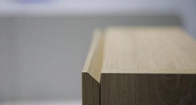 điểm : - Bề mặt sản phẩm nội thất trơn láng, nhìn nghiêng cũng không có độ lượn sóng hay lồi lõm của tấm Veneer ép lên cốt gỗ.
