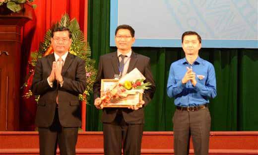 TS. Trần Viết Nhân Hào (giữa) đón nhận giải nhất Giải thưởng Khoa học công nghệ dành cho giảng viên trẻ 2018 TS.