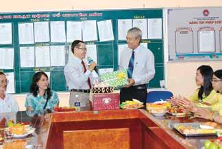 năm học 2014-2015 Thầy Nguyễn Hồng Anh tặng hoa cho