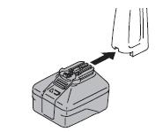 LƯU Ý: Xem hướng dẫn sử dụng đi kèm với bộ pin và/hoặc bộ sạc pin để biết hướng dẫn sạc pin và thông số kỹ thuật. 1. Trượt nhẹ bộ pin đã được sạc đầy vào tay cưa cho đến khi bộ pin khớp đúng vị trí.