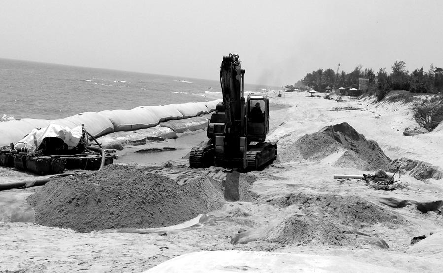 Theo ông Nguyễn Doanh, quản lý Palm Garden Hội An, năm 2016, phía trước bờ biển của Palm Garden Hội An bị sạt lở nghiêm trọng, sóng đánh xói lở làm hư hỏng khuôn viên gây thiệt hại lớn.