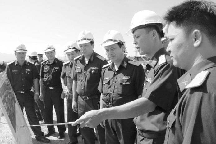 QUỐC PHÒNG - AN NINH quocphongkinhte@gmail.com 7 Tháng 5 ở đơn vị đánh bộc phá nghìn cân trong lòng đồi A1 lcán bộ, đoàn viên Trung đoàn 174, Sư đoàn 316 (Quân khu 2) học tập lịch sử đơn vị.