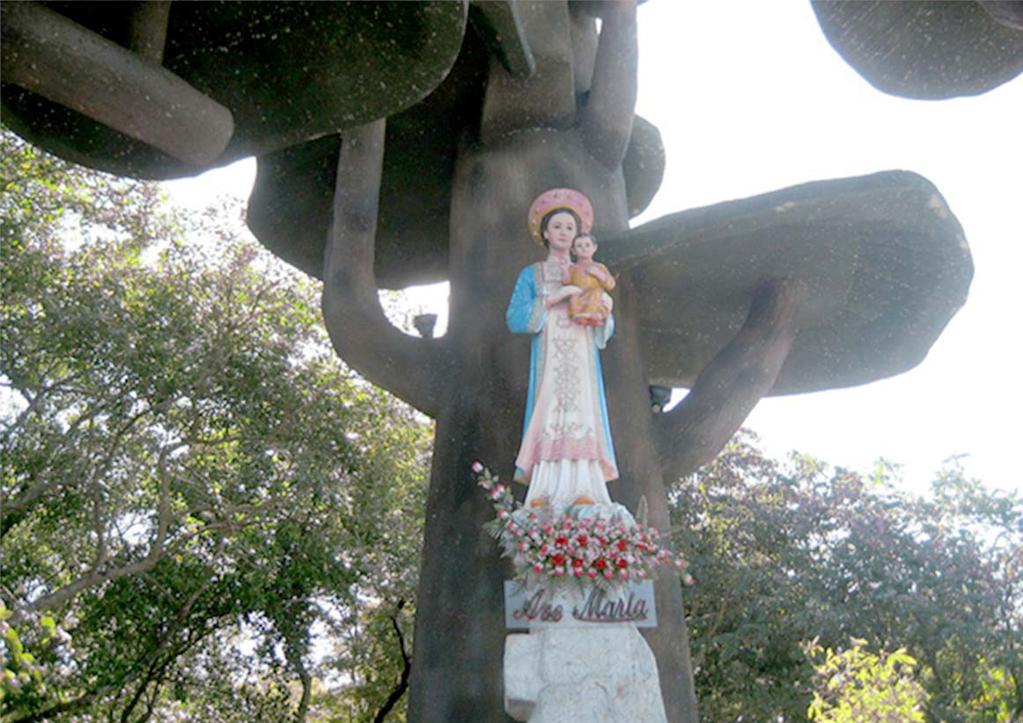 trúc tân thời. Phía phải của giáo đường, bức tượng linh thiêng nhiệm mầu Mẹ Maria bồng Chúa Giê Su dưới hai cây sồi vẫn mang nét cổ kính huyền diệu.