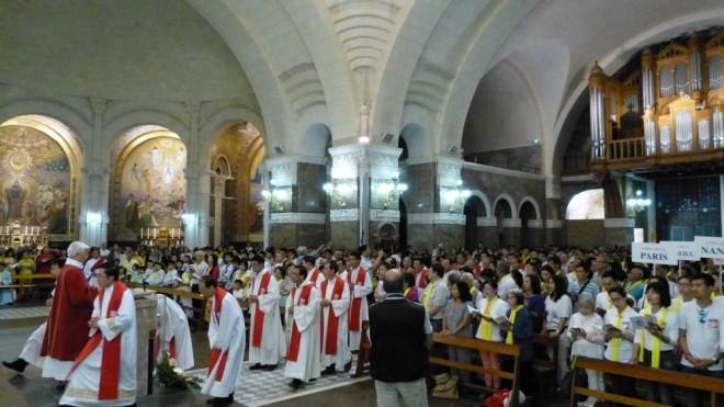 Đại Hội Nữ Vương các Thánh Tử Đạo Việt Nam đã được khai mạc sáng thứ sáu 3/08 với thánh lễ long trọng đồng tế tại Notre Dame