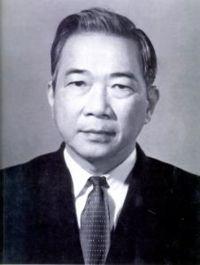 Bởi: Lê Văn Tâm, tên thật là Nguyễn Kim Thành (4 tháng 10 năm 1920 9 tháng 12 năm 2002) là một tác gia có vị trí đặc biệt quan trọng, một nhà thơ tiêu biểu của dòng thơ cách mạng Việt Nam.