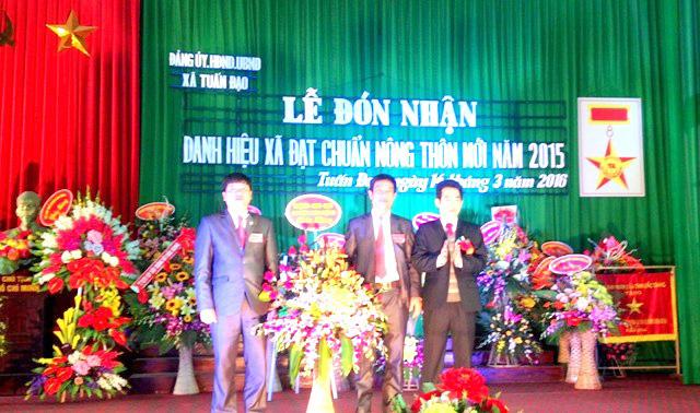 Chủ tịch UBND huyện Nguyễn Quang Ngạn tặng hoa chúc mừng Đảng bộ, chính quyền và nhân dân xã Tuấn Đạo hỗ trợ nhân dân phát triển sản xuất để nâng cao thu nhập như: Mô hình trồng cây khoai tây vụ