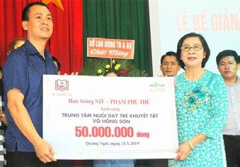 tỉnh Quảng Nam và trao 50 triệu đồng cho Trung tâm Nuôi dạy trẻ khuyết tật Võ Hồng Sơn, huyện Nghĩa Hành, tỉnh Quảng Ngãi.