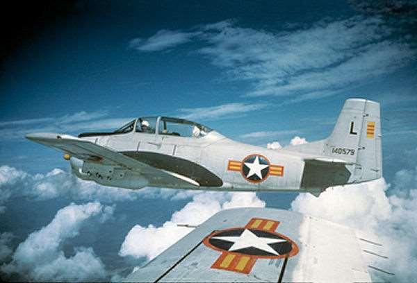 Một phi đoàn khu trục cánh quạt T.28 được gửi sang Việt Nam trong năm 1961, có 25 phi công Việt Nam đầu tiên được tuyển chọn để được huấn luyện tại Việt Nam.