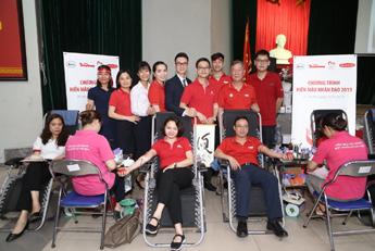Ông Trần Đình Quân - Tổng Giám đốc Dai-ichi Life Việt Nam tham gia hiến máu và cổ vũ tinh thần nhân văn cao đẹp của chương trình.