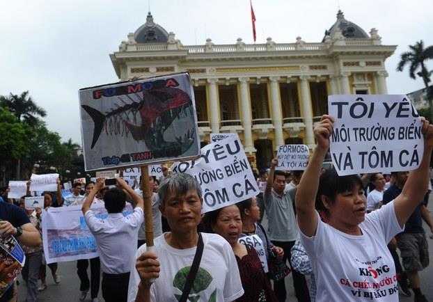 Vì sao chưa công bố nguyên nhân cá chết? Gia Minh Source: RFA Posted on: 2016-05-03 Người dân biểu tình phản đối tập đoàn Đài Loan phá hoại môi trường Việt Nam hôm 1/5/2016 tại Hà Nội.