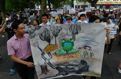 Người dân biểu tình tại Hà Nội hôm 1/5/2016 phản đối tập đoàn Đài Loan Formosa xả chất thải độc hại ra biển.