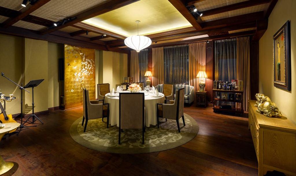 PHÒNG THEO MÀU SẮC PHÒNG AMBER PRIVATE DINING Ví như một góc nhỏ ấm áp và yên bình, phòng Amber là sự kết hợp của sắc vàng nhẹ, sắc cam dịu êm, sàn gỗ và nội thất sang trọng.