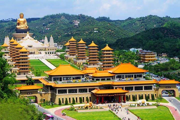 Sau khi ăn trưa, quý khách đi tham quan: - Phật Quang Sơn Tự: được xem là thủ đô Phật giáo Đài Loan với lối kiến trúc vô cùng hùng vĩ.