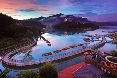 nhiên lớn nhất Đài Loan gồm một hồ lớn và một hồ nhỏ liền nhau, được bao bọc bởi màu xanh bạt ngàn của những dãy núi xung quanh, từng là điểm nghỉ dưỡng ưng ý nhất của Tưởng Giới Thạch.