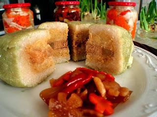 NẤU CHAY MỖI KỲ MỘT MÓN CHAY BÁNH CHƯNG CHAY (Vietnamese vegan New Year rice cake) Hấp đậu chín, tán nhuyễn lúc đậu còn nóng.