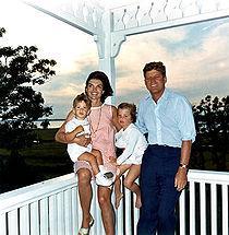 Kennedy, một trong những ngôi sao đang tỏa sáng của Đảng Dân chủ. Họ có bốn người con: Arabella (thai chết lưu, 1956), Caroline Bouvier Kennedy (1957-), John F. Kennedy, Jr.