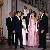 Jacqueline đài các trong chiếc áo hồng dự tiệc mừng bộ trưởng văn hóa Pháp André Malraux Ngày 4 tháng 2 năm 1962, Jacqueline hướng dẫn khán giả truyền hình Mỹ thăm viếng Toà Bạch Ốc.
