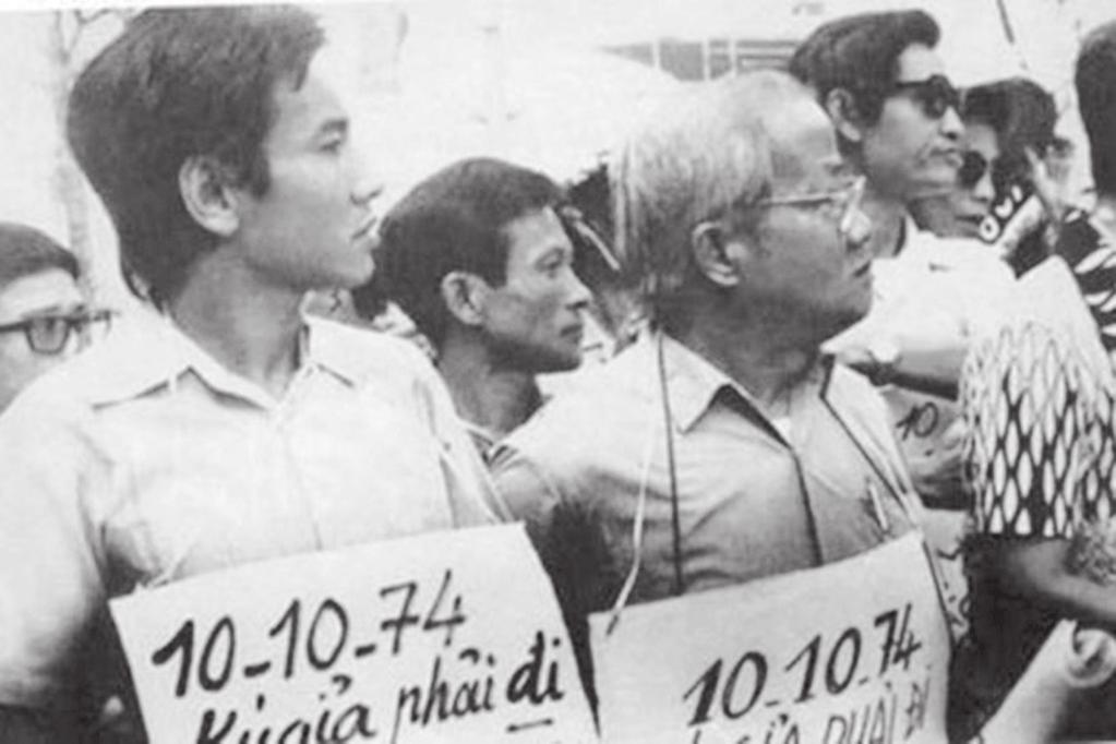 Lịch sử Đảng và Đảng bộ thành phố Hồ Chí Minh Đông đảo nhà báo, trí thức và nhân dân xuống đường phản đối chính quyền Sài Gòn trong ngày Ký giả ăn mày, 10-10-1974. Ảnh: TL.