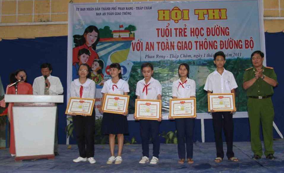 Tiểu phẩm: Chuyện không của riêng ai của Trường THCS Nguyễn Văn Trỗi Hấp dẫn, thiết thực và được mong chờ nhất là phần thì tiểu phẩm.