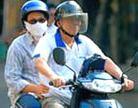 Từ ngày 15/9/2007 người đi xe môtô, xe gắn máy trên các quốc lộ bắt buộc phải đội mũ bảo hiểm T heo Nghị quyết 32/2007/NQ-CP của Chính phủ ngày 29/6/2007 về một số giải pháp cấp bách nhằm kiềm chế