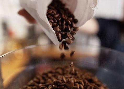 THỊ TRƯỜNG CÀ PHÊ Giữa tháng 10/2021, giá cà phê thế giới tiếp tục xu hướng tăng, song tốc độ đã chậm lại.