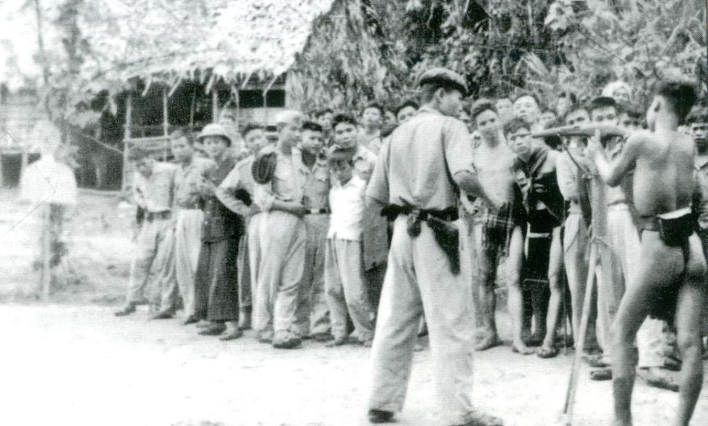 (1945-1954) Tổ du kích Tây Nguyên đang làm nhiệm vụ cảnh giới.