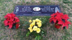 Hình 17 : Bia mộ của BS Nguyễn Tường Bách và Hứa Bảo Liên tại nghĩa trang Đồi Hồng / Rose Hill, Whittier, California.