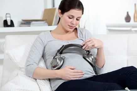 Bác sĩ Nhi khoa Hoa Kỳ đã phát hiện ra rằng những em bé tiếp xúc với âm thanh lớn trong một thời gian dài có khả năng sinh non cao và chịu các tác dụng phụ tiêu cực khác như nhẹ cân và khiếm thính.