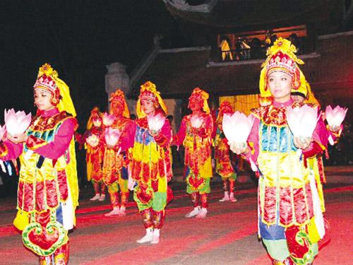 2) Dâng cúng. Theo Đỗ Bằng Đoàn và Đỗ Trọng Huề (1967), (tr.451), thì vũ điệu 'Lục cúng' ở Việt Nam là một vũ điệu Phật giáo có nguồn gốc từ Ấn Độ.