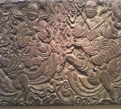 Các bức chạm gỗ tại chùa Thái Lạc Thể loại âm nhạc hòa tấu của Phật giáo Việt Nam vào các thời Lý, Trần bắt đầu mang các sắc thái sinh động của một tông phái quần chúng.