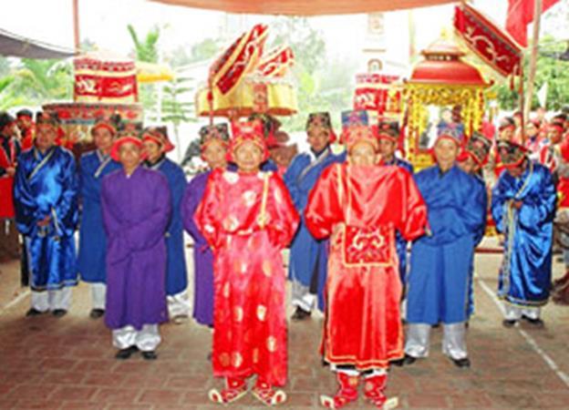 Đại diện hai làng thực hiện nghi thức trong lễ Kết Chạ (Nguồn: http://dantri.com.