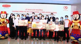 Tại buổi lễ, ông Đặng Hồng Hải - Phó Tổng Giám đốc Điều hành kiêm Phó Tổng Giám đốc các Kênh Phân phối, đã chúc mừng Khách hàng thứ 4 triệu Nguyễn Phi Long và trao giải Kim cương - 10 lượng vàng SJC