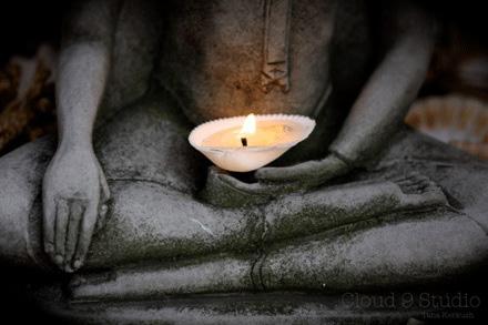 CƠM HƯƠNG TÍCH Thành Tỳ-da-ly rực rỡ ánh đèn dưới kia khiến Phật thấy đã đến lúc phải thay đổi cách tiếp cận.