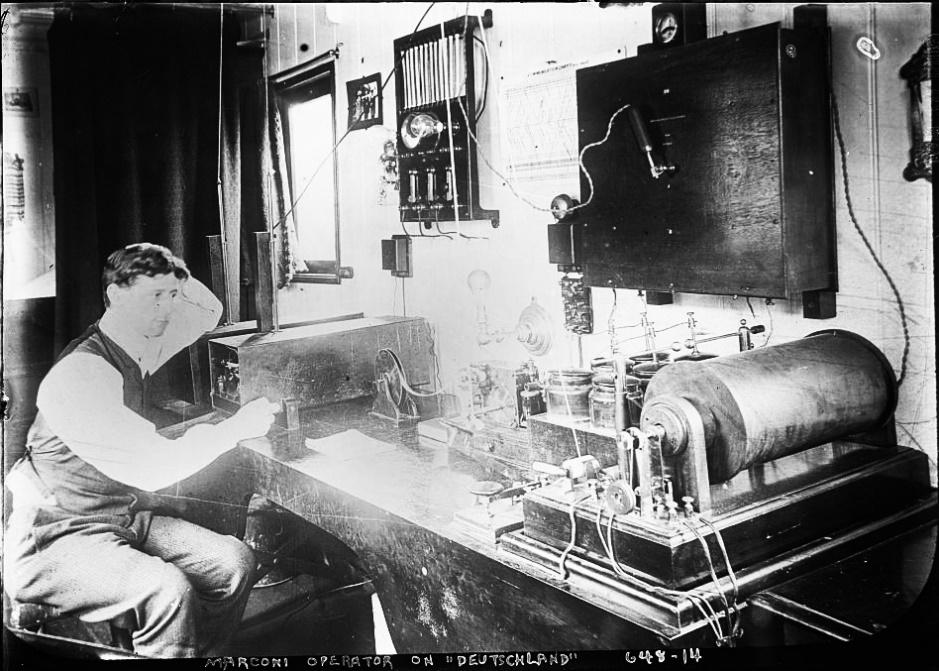 2. Sự đối đầu của Anh-Đức: Xây dựng mạng lưới và thiết lập tiêu chuẩn Người vận hành vô tuyến của công ty Marconi trong "Phòng Marconi" của công ty tàu biển của Đức SS Deutschland.