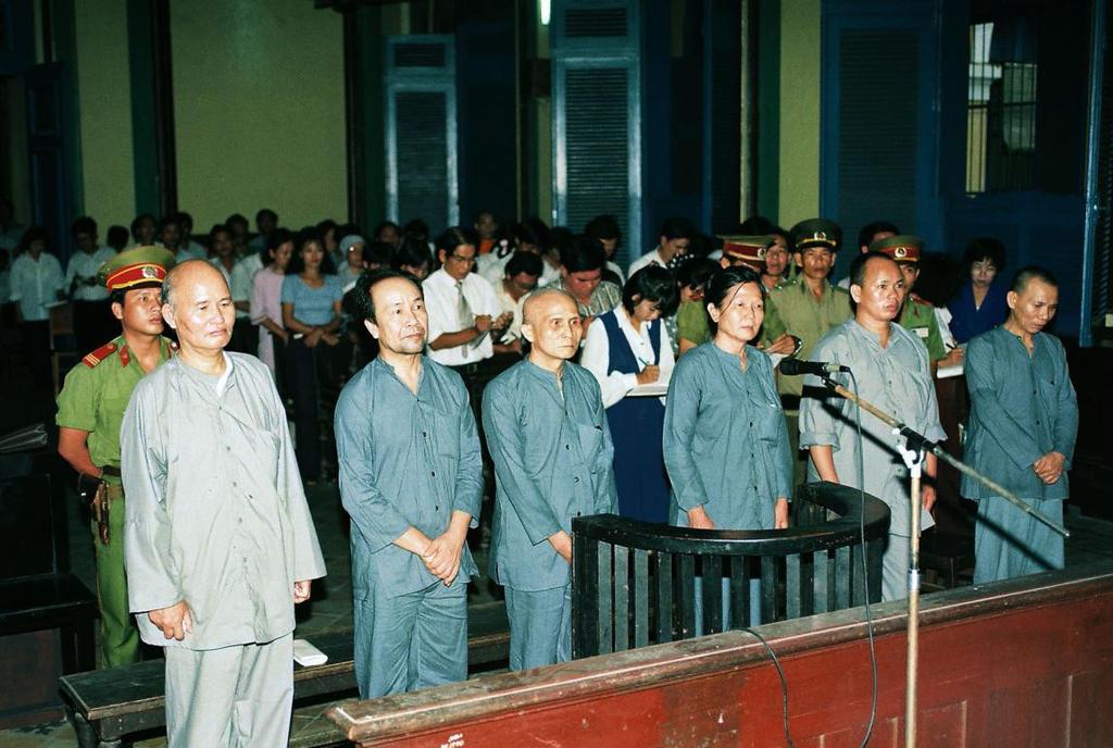 biết ông Chủ tịch Ủy ban Bảo vệ Quyền làm Người Việt Nam đã mời được các luật sư nước ngoài biện hộ cho phiên xử này, nhưng Hà Nội từ chối bằng cách không cấp chiếu khán nhập cảnh cho các vị này.