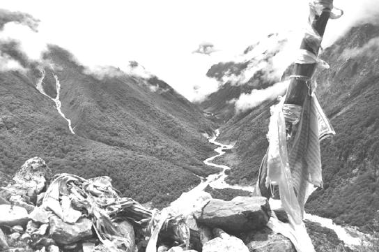 BÀI CA SÁU ĐIỂM TINH YẾU Lời Di Huấn Cuối Cùng Của Milarepa Hát Cho Rechungpa Núi thiêng Lapchi Photo: Tsering Lhamo (2012) Hãy lắng nghe, con trai yêu dấu của