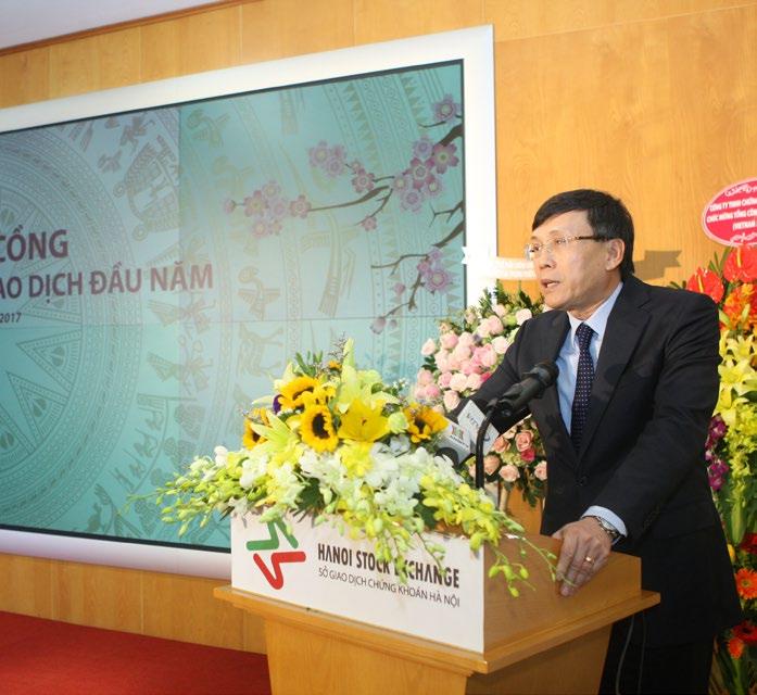 QUẢN TRỊ ĐIỀU HÀNH Chủ tịch UBCK Vũ Bằng phát biểu tại Lễ đánh cồng khai trương phiên giao dịch chứng khoán đầu năm 2017 (3.1.2017).