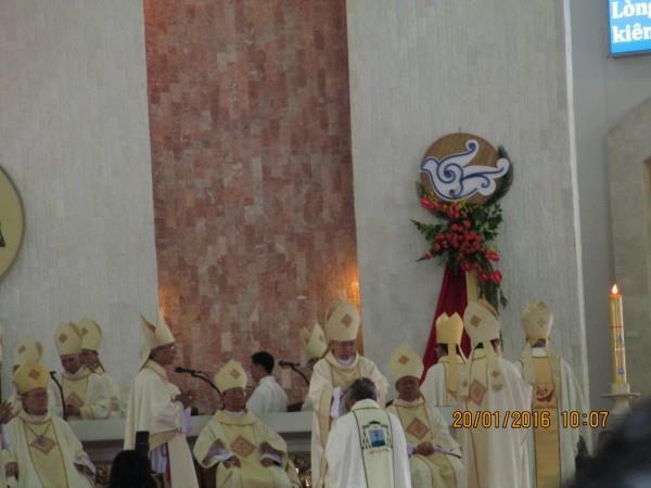 Giám mục Chủ phong và các Giám mục đặt tay trên đầu tiến chức.