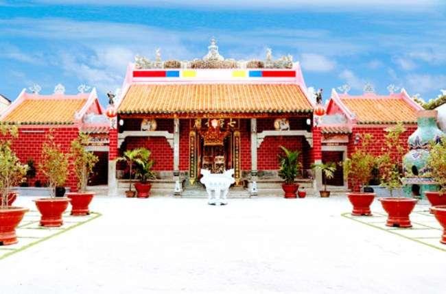 Trong 48 cơ sở tín ngưỡng 15 của người Hoa tại Đồng Nai (2006) cho thấy người Hoa tin thờ cả nhân thần và nhiên thần.