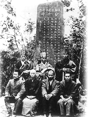 Thiển Vũ Tá Hỷ Thái Lang (Asaba Sakitaro) Phan Bội Châu (giữa), xung quanh là các chức sắc của làng bên tấm bia tưởng niệm BS.Thiển Vũ BS.