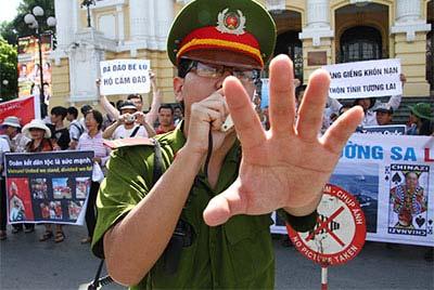 Việt Nam thu hẹp tự do báo chí mặc dù mở cửa nền kinh tế Ngày 19/9/2012, Ủy ban Bảo vệ Ký giả (CPJ) Các quan chức Việt Nam đang đẩy mạnh đàn áp các phương tiện truyền thông cũ và mới ngay cả khi họ
