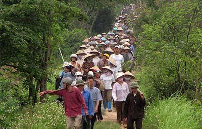 Các nông dân tỉnh Hưng Yên, miền bắc VN, phản đối thu hồi đất để xây dựng một khu nghỉ cao cấp (Reuter / Mua Xuan) Cuối năm 2007, các blogger đã tìm thấy lý do chung trong phản ứng khập khiễng của