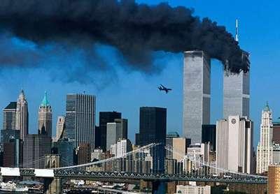 Mh...... Máy bay lao vào tháp đôi trung tâm thương mại thế giới, người đàn ông tuyệt vọn thả mình từ nóc tòa cao ốc là hai trong những hình ảnh lịch sử về vụ khủng bố ở Mỹ ngày 11/9/2001.