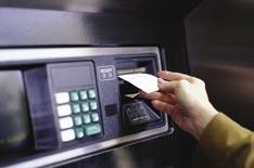 Khi mở tài khoản ngân hàng, quý vị sẽ được yêu cầu chứng minh nhân thân của mình. Quý vị có thể chứng minh bằng Thẻ Thường Trú Nhân hoặc bằng lái.