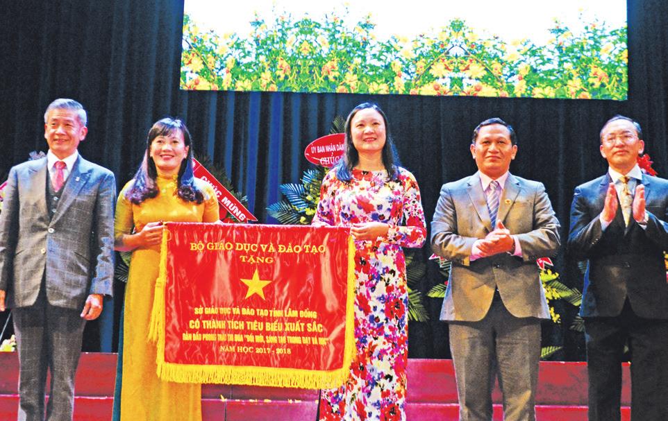 Tại buổi lễ, thay mặt lãnh đạo ngành Giáo dục, bà Đàm Thị Kinh - Giám đốc Sở GDĐT đã ôn lại truyền thống 36 năm Ngày Nhà giáo Việt Nam, đây là dịp để toàn xã hội khắc ghi truyền thống Tôn sư trọng