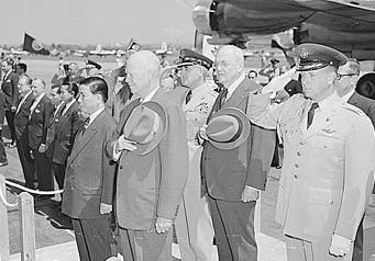 thống Eisenhower. Lập trường này được thông báo cho tòa đại sứ Mỹ ở Sài Gòn ngày 27-4-1955. Sự chấp nhận trên đây của ngoại trưởng Dulles cũng khá lạ, vì ông là người ủng hộ giải pháp Diệm mạnh nhất.