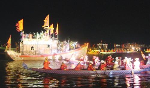 Tái hiện thao diễn thủy binh thời Nguyễn tại Festival Huế 2010 Ảnh: Bùi Ngọc Long Tàu thuyền chạy bằng buồm cũng vậy.
