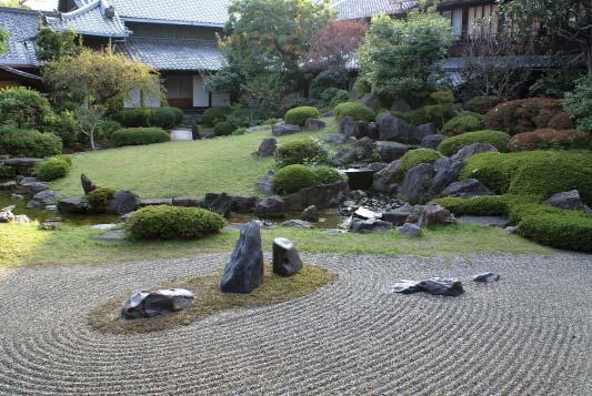Sự hòa hợp giữa thiên nhiên và nhân tạo Loại vườn thứ ba là khu vườn với những bậc đá đưa đến trà thất.